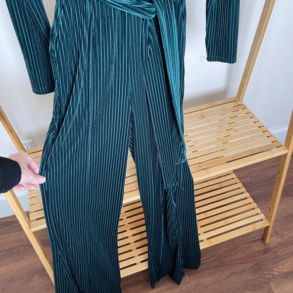 ASTR Jumpsuit in Emerald Velvet Ribbed - Picture 4 of 5